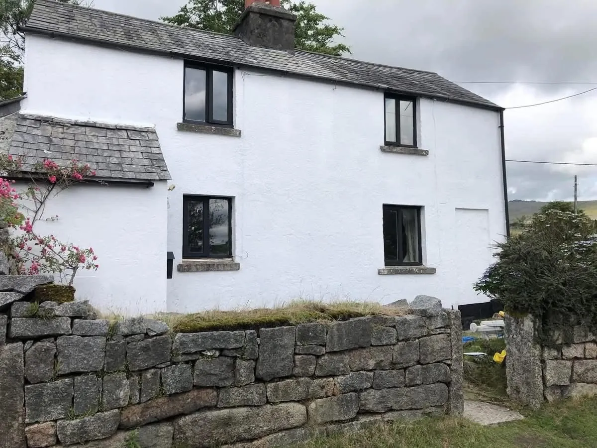 Render repair and exterior repaint of a cottage in Cullompton